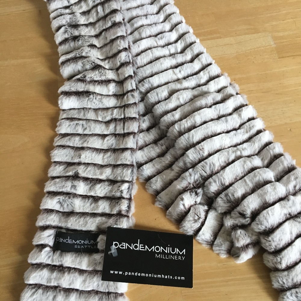 NWT Faux fur skinny scarf